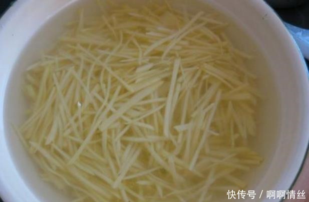 酸辣|酸辣土豆丝的正确做法,先焯水你就错了,教你土豆丝脆爽好吃技巧