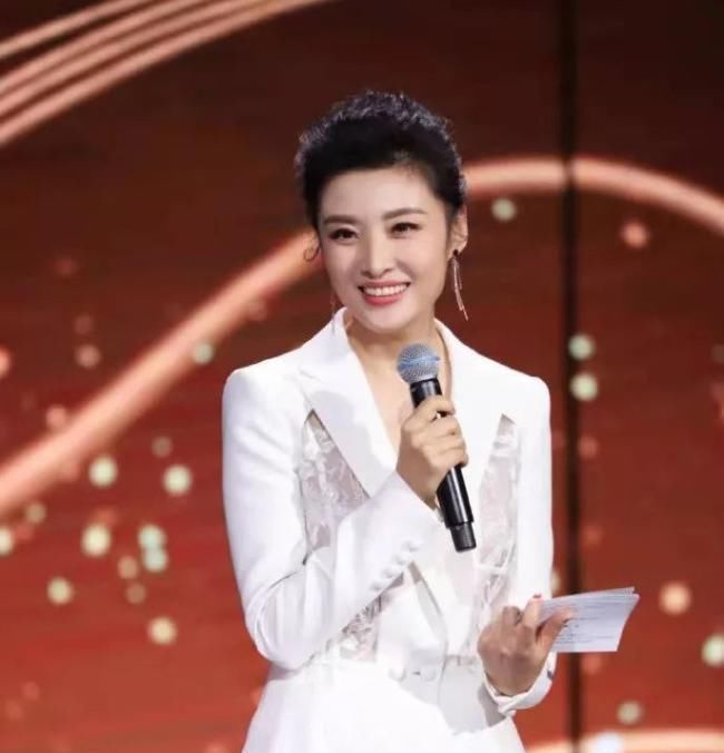 告别|曾是央视“最美”主持人挤掉倪萍,斗过董卿却突然告别央视