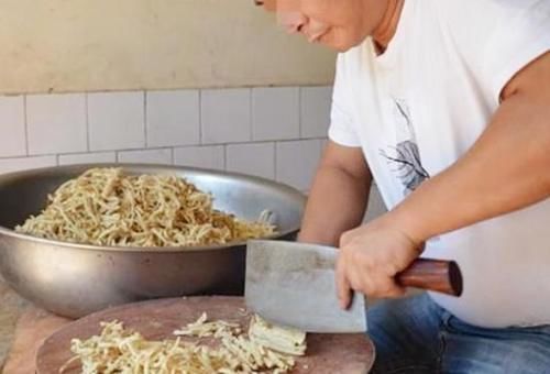 羊汤|夫妻俩开店只卖“它”,一出锅就被抢完,20元一碗,顾客真值