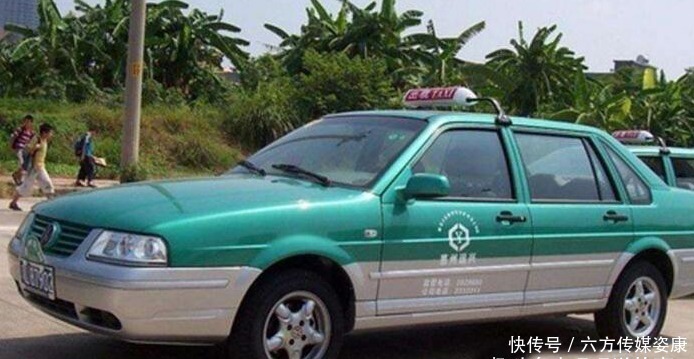 赶来|出租的哥发现车里三十万现金，苦等半日，失主赶来却要人不要钱