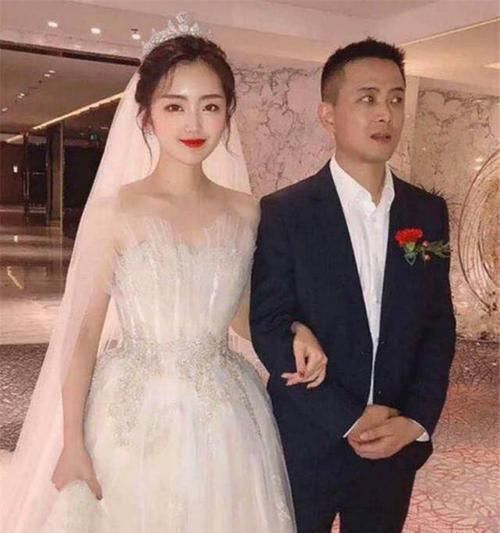 误认为|“高颜值岳父”走红，新娘父亲被误认为新郎，新娘：这是我亲爸