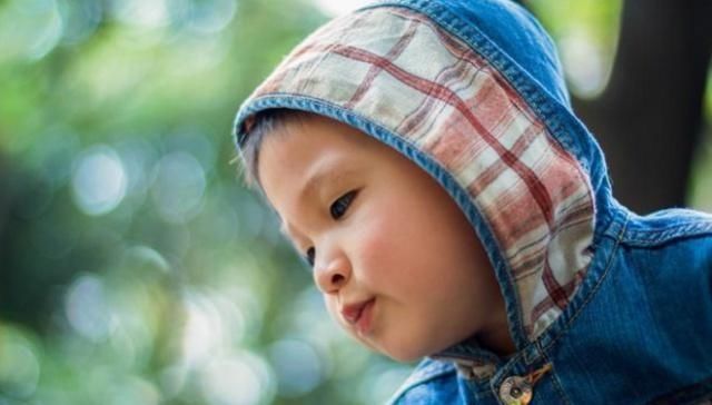 母亲|公交车上，孕妇要求小孩让座，旁边妈妈的做法，让乘客拍手叫绝