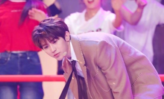  判若两人|蔡徐坤上《快本》，尖叫女粉丝意外走红，自拍照判若两人