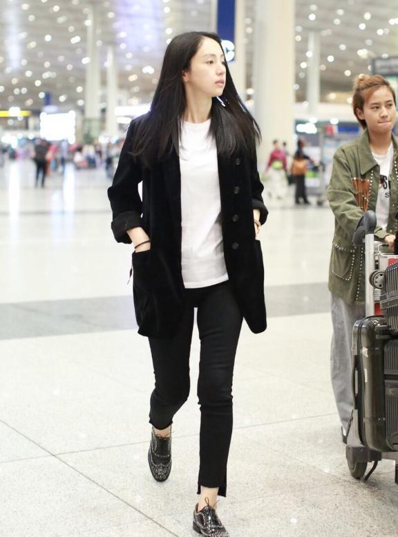 董璇|本以为奔四董璇很普通,看到衣摆后太时髦,露出小蛮腰太吸睛