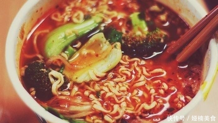 泡面|同样是泡面,为何桶装的比袋装的贵,只是因为碗吗?看完涨知识