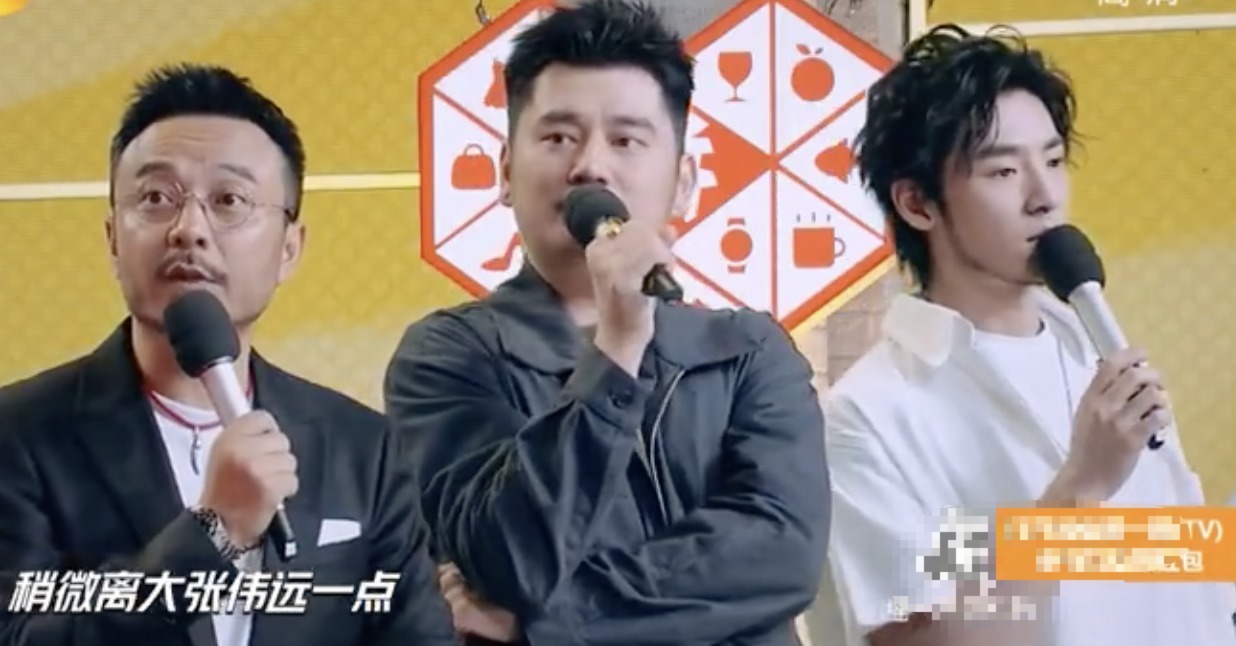 小心|大张伟不小心踩到王一博,就被汪涵踢了一脚,《天天向上》变了!