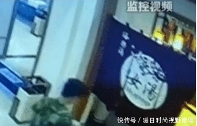 男子|男子玩手机误入女浴池，女子索赔两万元，洗浴店：300要不要