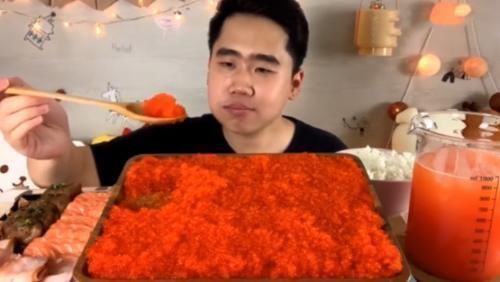 本来就|大胃王吃1盘“鱼籽”,粉丝说他穷,看清后,网友这也太奢侈了