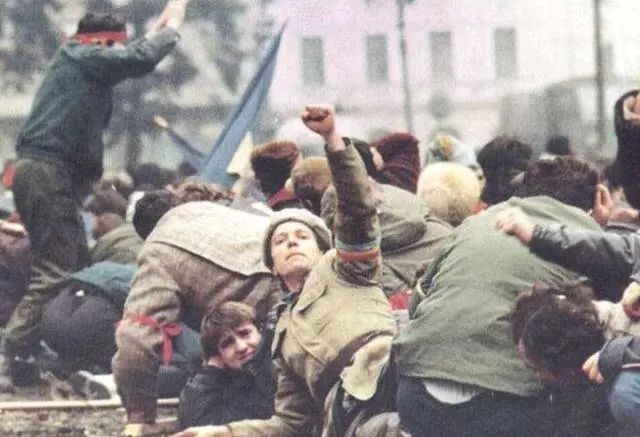 强行|第二个南斯拉夫已经出现，被西方国家强行肢解，国家四分五裂