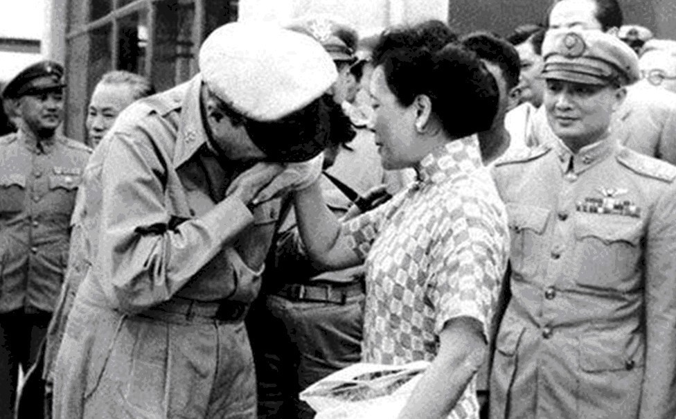 林徽因|无法重拍的瞬间：化妆舞会上的林徽因，吻宋美龄手的麦克阿瑟，划赛艇的梦露