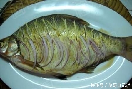 鱼含|鱼腥的“克星”是它，不是葱和姜，做鱼时加一点，鱼肉鲜嫩无腥