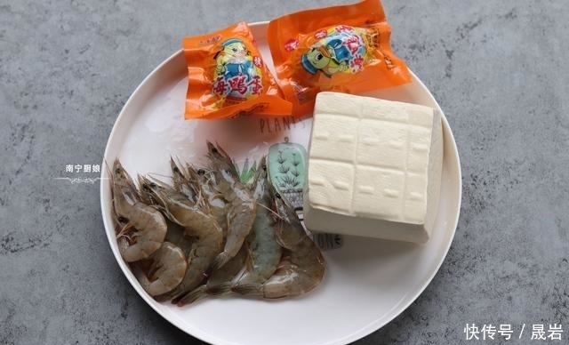 美味|喜欢吃豆腐的要收藏,加入咸蛋黄和虾仁这样煮,入味又鲜香美味