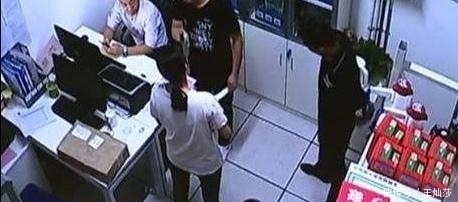 超市|4岁孩子逛超市拿零食忘付钱,超市要求十倍付款,宝妈做法获称赞