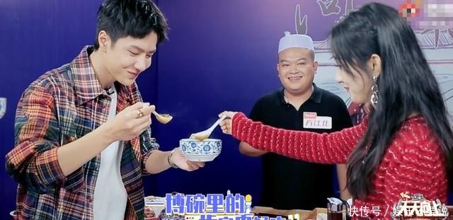  太宠|《有翡》初上节目，赵丽颖私下带一博吃美食，同喝一碗汤表情太宠