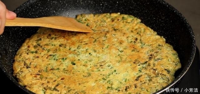 鸡蛋|芹菜叶不要再丢了,教你最简单的家常做法,5分钟出锅,超简单