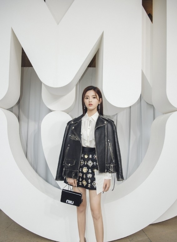 同意|杨超越变大胆了,竟把头发挑染成绿色,粉丝能同意?