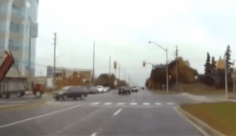 大妈|搞笑GIF:这打卡机太心机了!美女秒过,大妈打几百次却失败了