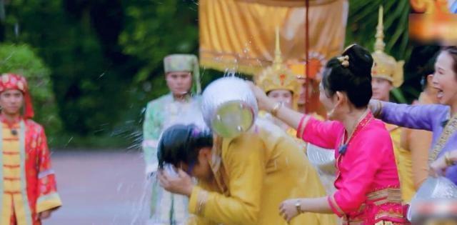 蔡少芬|蔡少芬张歆艺玩泼水游戏,看到他们的脸上溅满了水