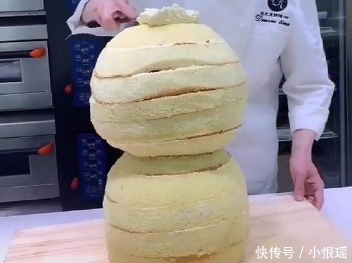 做出来|小伙用蛋糕做蓝胖子,过程看着就不想吃,成品后却不舍得吃