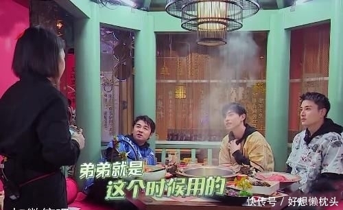 店员|邓伦想加店员微信被拒绝后,有谁注意他说了啥?真当没有镜头吗