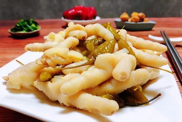  切成|这样做鸡爪真的太好吃了，越吃越上头！你们一定要试试看！