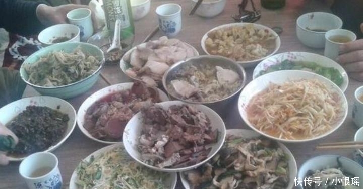 东北|实拍东北“正宗杀猪宴”, 满桌都是土货, 菜摞好几层, 撑得扶墙走