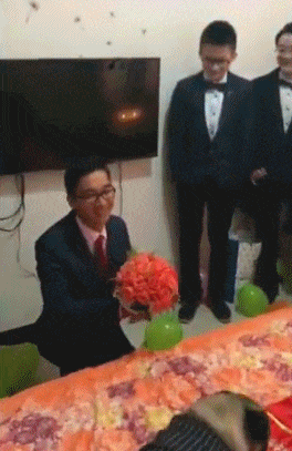 GIF|搞笑GIF:姑娘,你以为真是对你好啊!只是坑你而已!