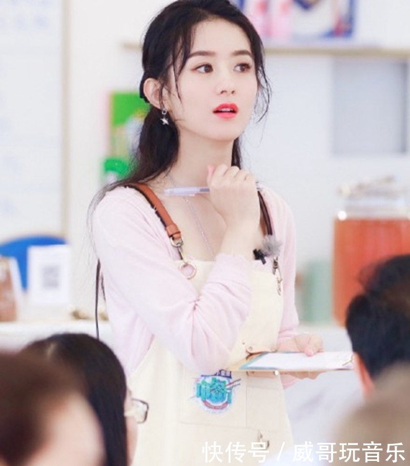 甜美|赵丽颖录制《中餐厅》,穿粉色针织衫少女感十足,甜美又减龄