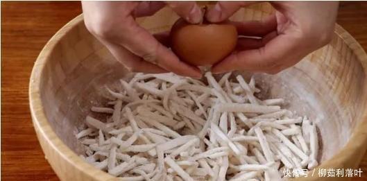  不腻|杏鲍菇别炒着吃了，教你一种新做法，外酥里嫩好吃不腻