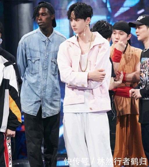  上线|王一博反撩小宝，霸总上线摸脸杀、摸头杀一气呵成，燃炸全场！