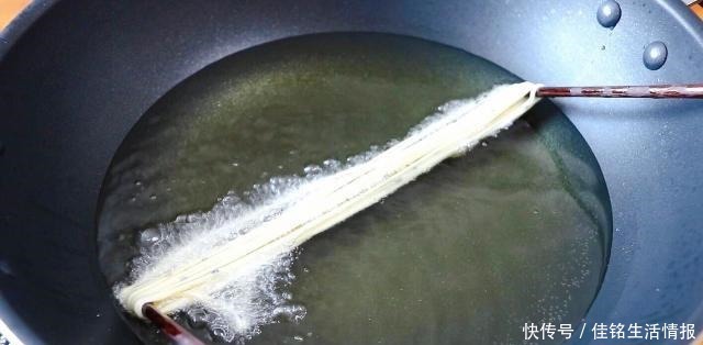 详细|想吃馓子不用买,教你详细做法和比例,咸香酥脆,小时候的味道