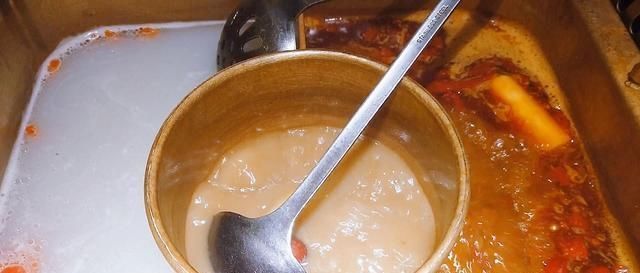 服务员|吃火锅时,服务员频繁加汤撤盘子,其实是在暗示,不懂会被鄙视
