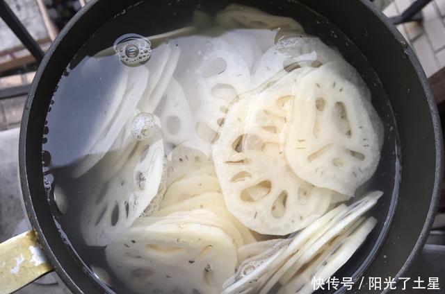 清炒|清炒莲藕时,直接炒就废了!教你2招,保证莲藕洁白爽脆,超下饭