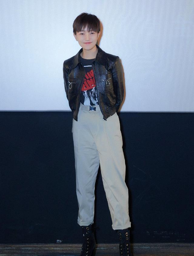 非凡|焦俊艳气质非凡,黑色皮衣配白色长裤干练霸气,美得飒爽不羁