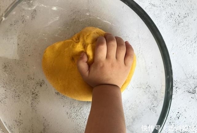 抢光|南瓜不做南瓜饼,教大家一款新吃法,比鱼肉还香,上桌就被抢光