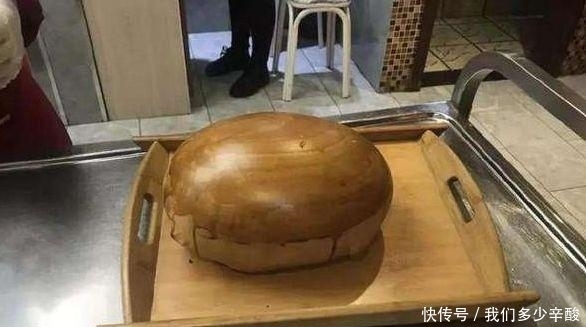 吃饭|餐厅吃饭,因好奇点了一个“面包鸡”,服务员切开后,集体傻眼了