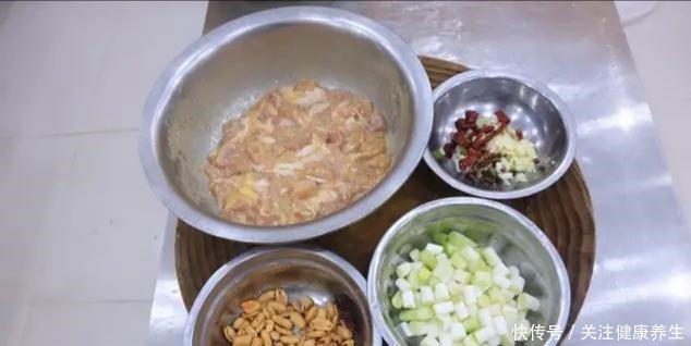 酸酸甜甜|大厨教你正宗的宫保鸡丁,出锅酸酸甜甜又开胃,学会了在家也能做