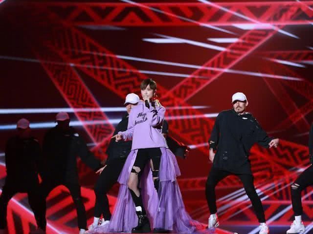 总决赛|李宇春出席青你2总决赛亲身演绎百变舞台,暖心助力成团夜