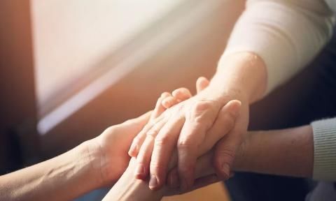 水沟|江苏84岁老人摔倒,路人扶起反被讹2000,家人有生命危险快赔钱