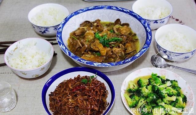 朋友圈|晒晒我家晚餐,发到朋友圈有人乐了,都是东北菜,嘎嘎香!