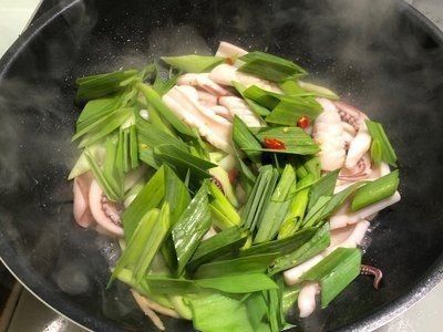  做法|蒜苗炒鱿鱼的做法，鱿鱼这样炒最香，百吃不厌的下饭菜做法超简单