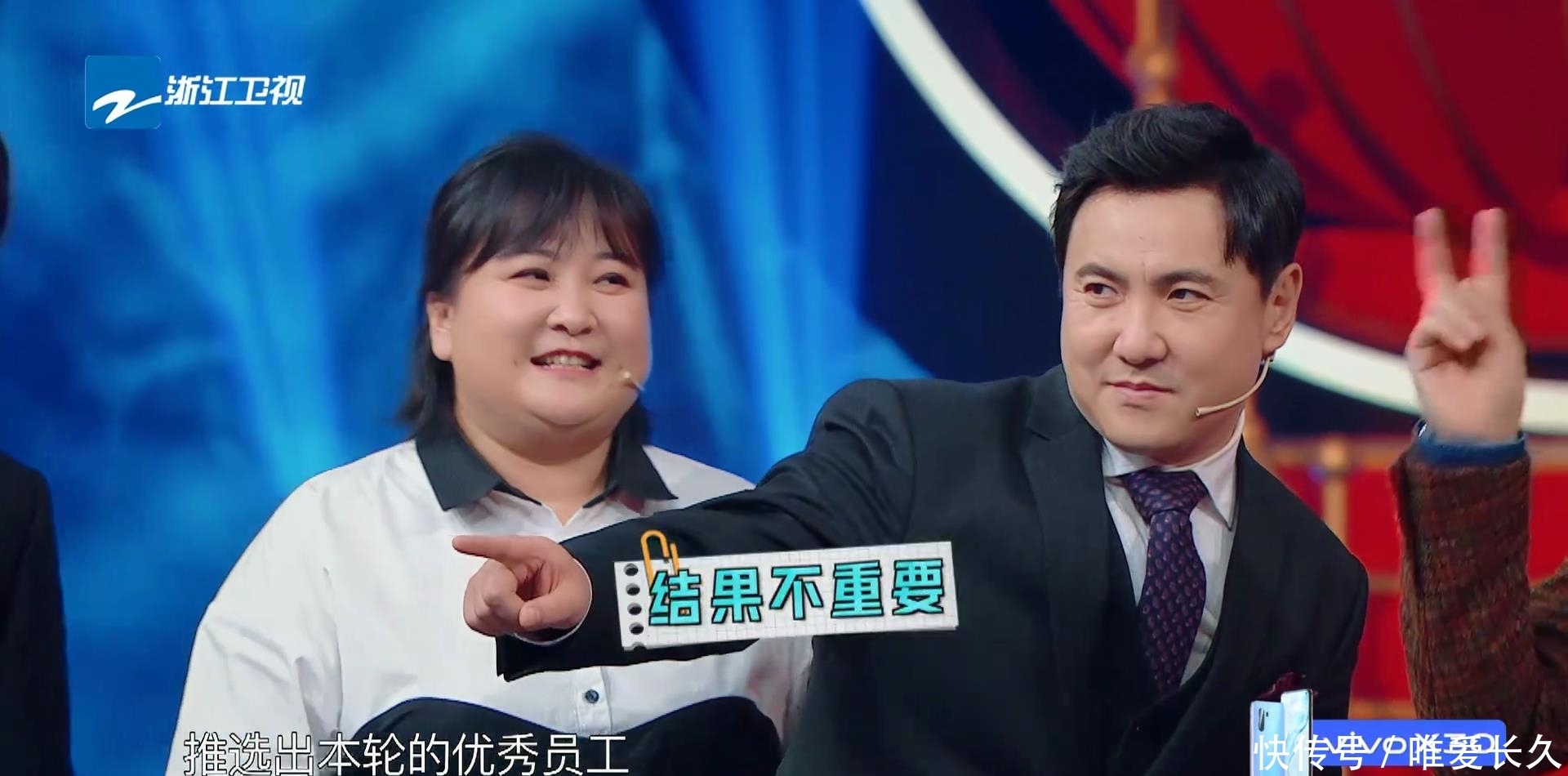 华晨|关晓彤节目现场脱鞋,当她和173华晨宇同框时,看到差距不敢相信