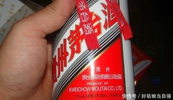 用来|茅台酒中自带小杯子,不是用来“喝酒”,老酒鬼才懂得杯子的用意