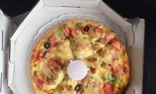 凳子|披萨中间的“小凳子”有啥用不懂的话,多年的披萨白吃了