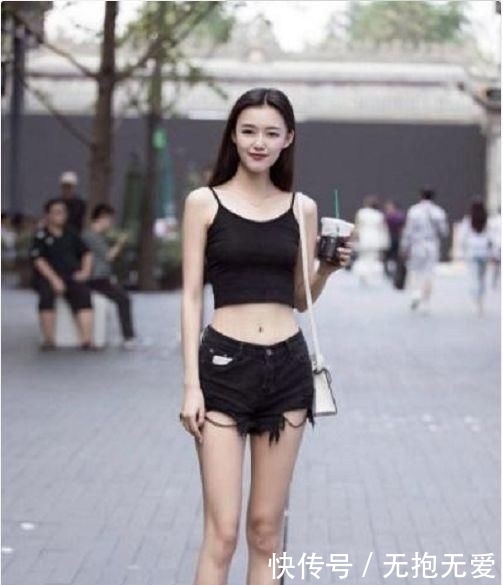 吊带裙|时尚街拍:飘逸红色吊带裙,成熟自信的气质让人难忘!