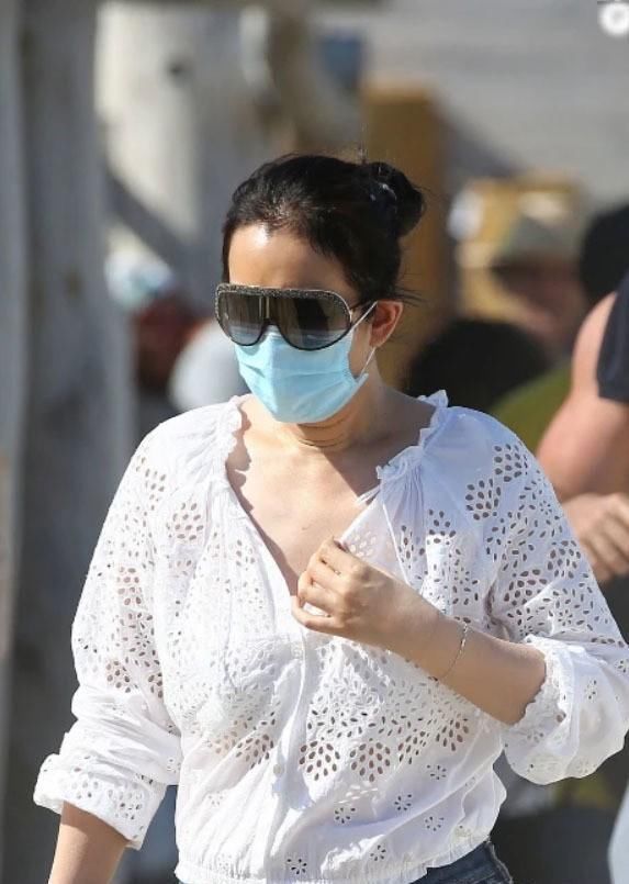  暴露|巩俐老了？穿白衬衫热裤打扮和年轻人一样时髦，颈纹暴露了年龄