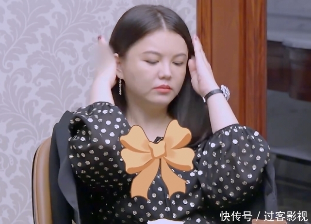 样式|李湘吃晚餐时,手表和戒指都被打码,抬手撩头发才看清样式