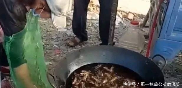 小吃|女子路边卖小吃,每天生意都不好,得到老公指点后,生意兴隆