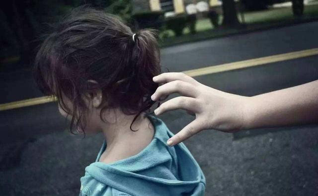  妈妈|人贩当众抢娃，还反咬宝妈才是人贩子，妈妈机智反转让众人叫好