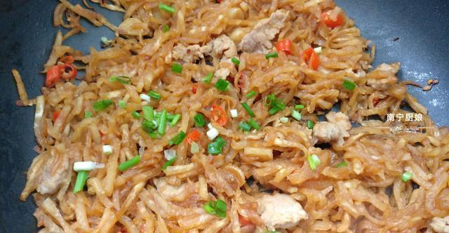  开裂|冬天干燥嘴唇容易开裂出血，常吃这蔬菜可有效缓解，好吃还不贵！